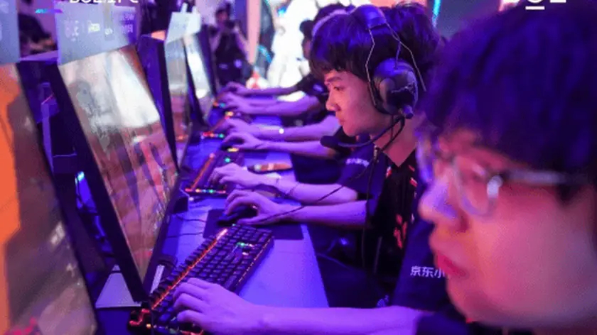 Faker续约T1战队，英雄联盟电竞传奇再战全球总决赛
